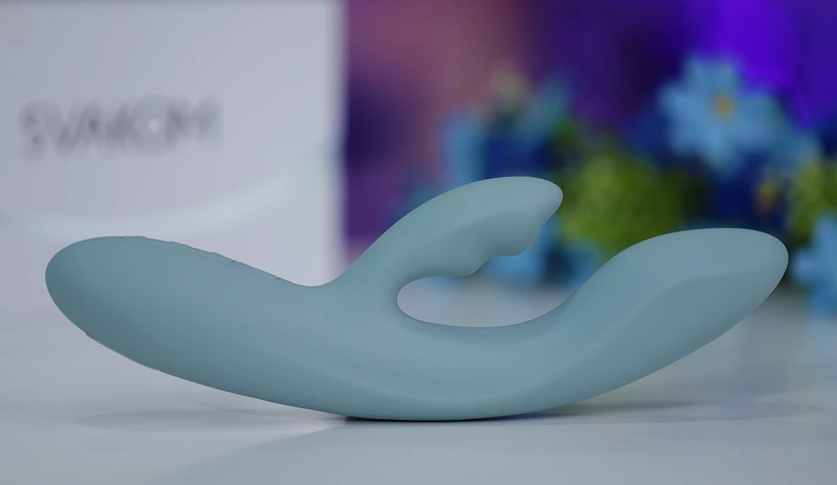 Dương vật giả Svakom Chika rung điểm G ấm nóng kích thích mạnh