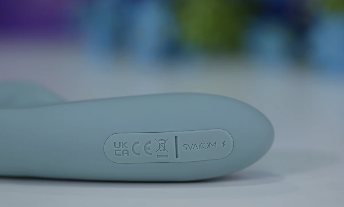 Dương vật giả Svakom Chika rung điểm G ấm nóng kích thích mạnh